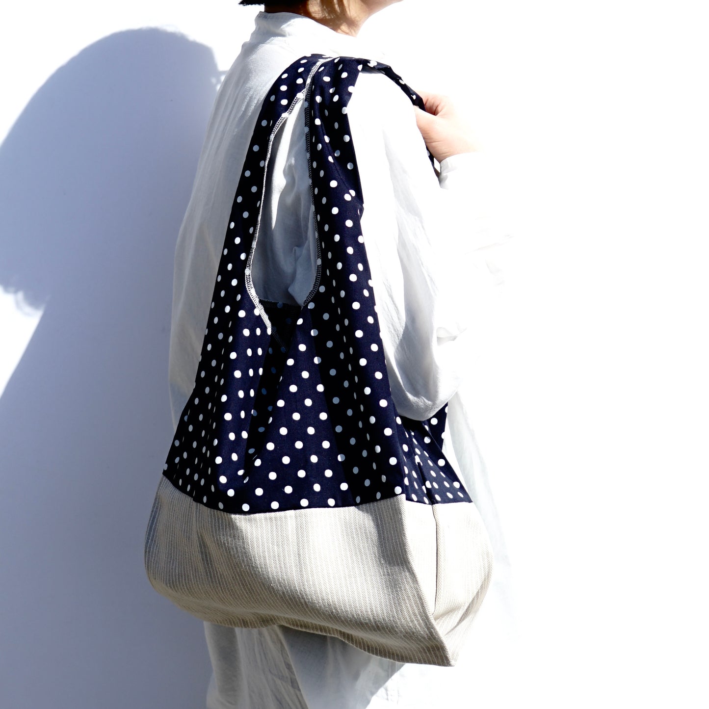 202101ECO12 Shoulder bag / polka dot black-white
